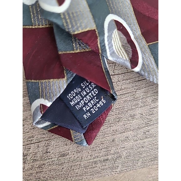 4 Mens 100 % Silk Nike Ties of Various Design - Picture 7 of 7